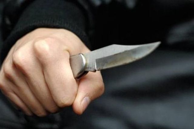 Un homme menace plusieurs personnes avec un couteau
