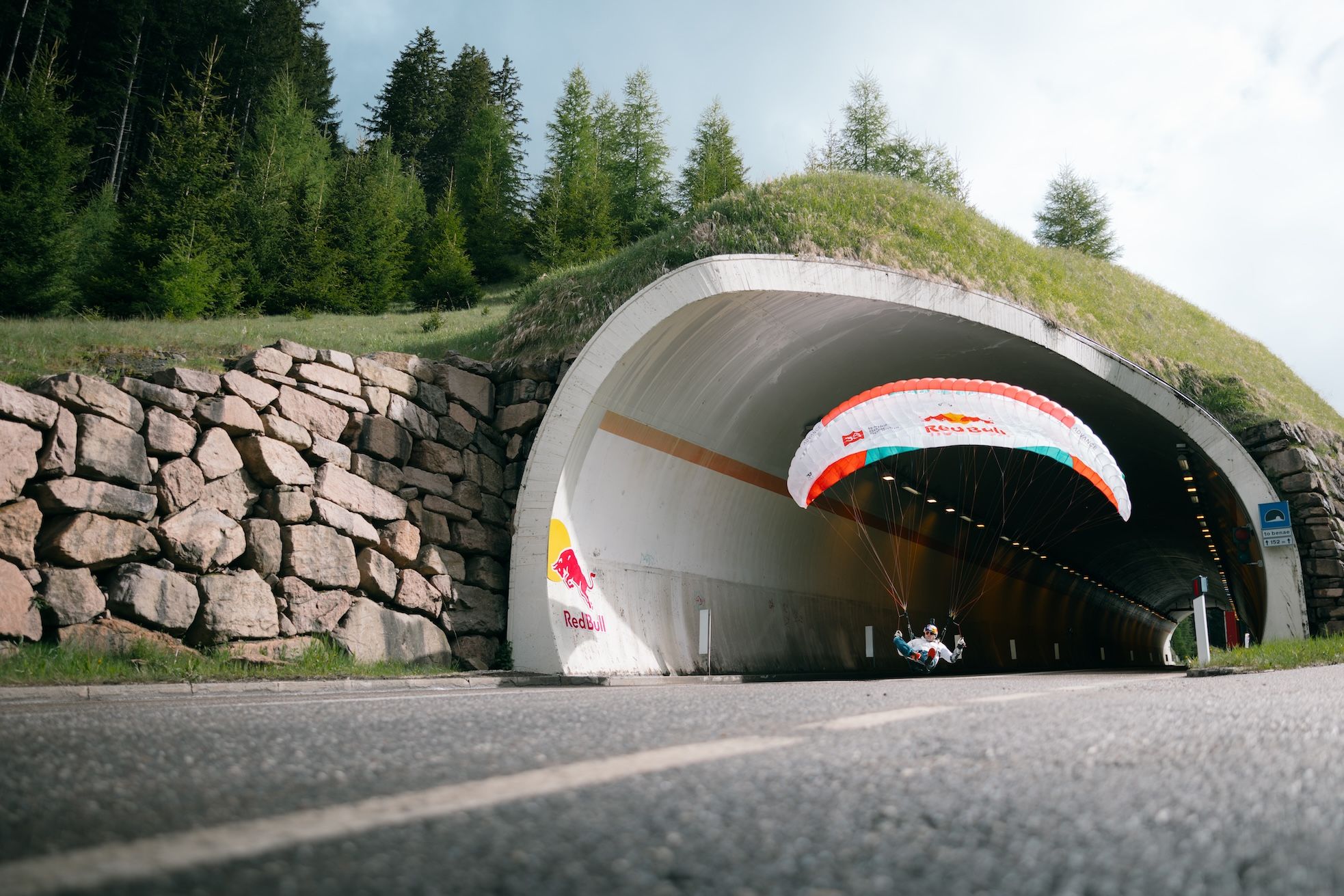 Un Suisse bat le record du monde de parapente dans un tunnel