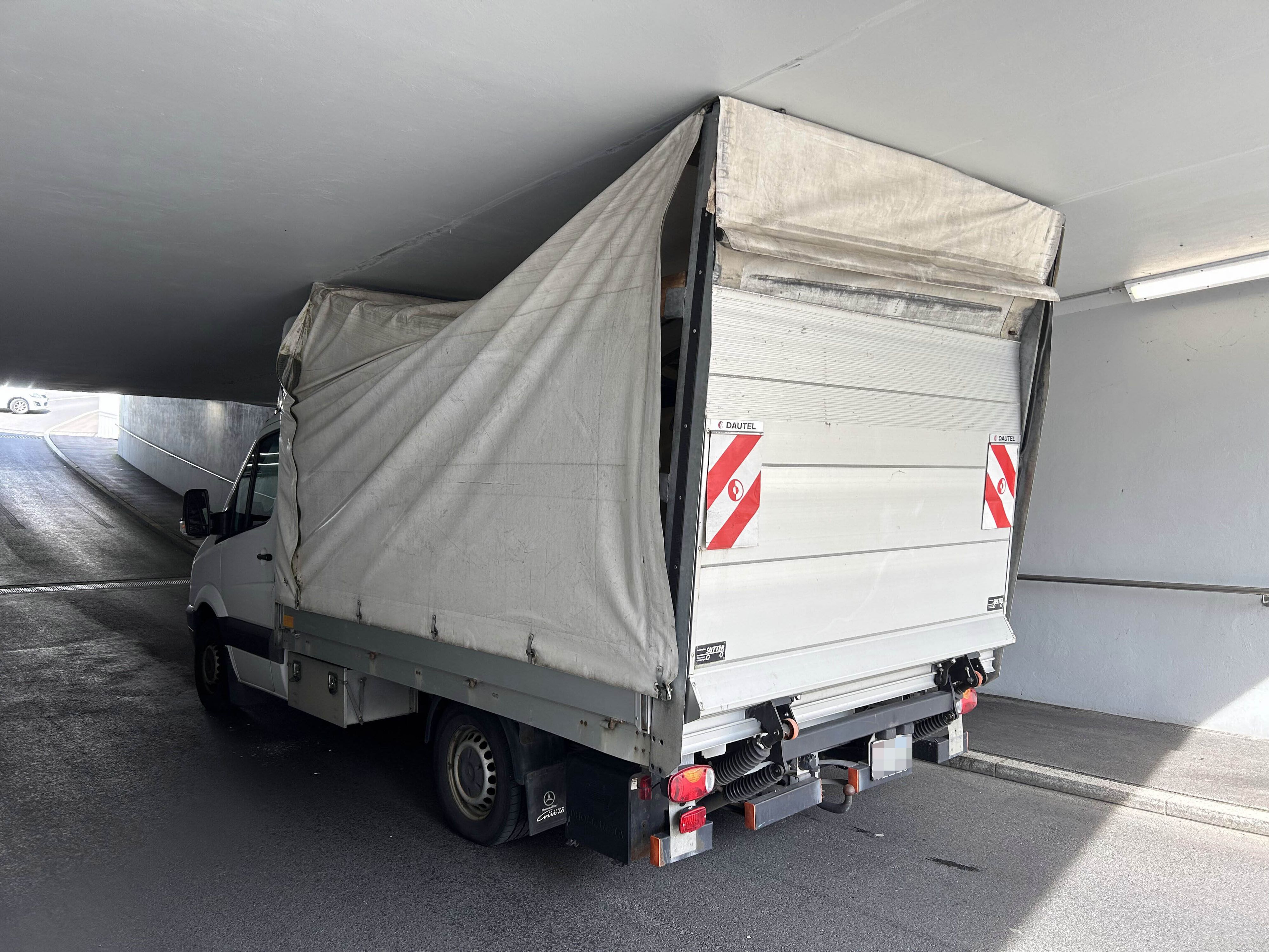 Oups: un camion de livraison reste coincé sous un pont