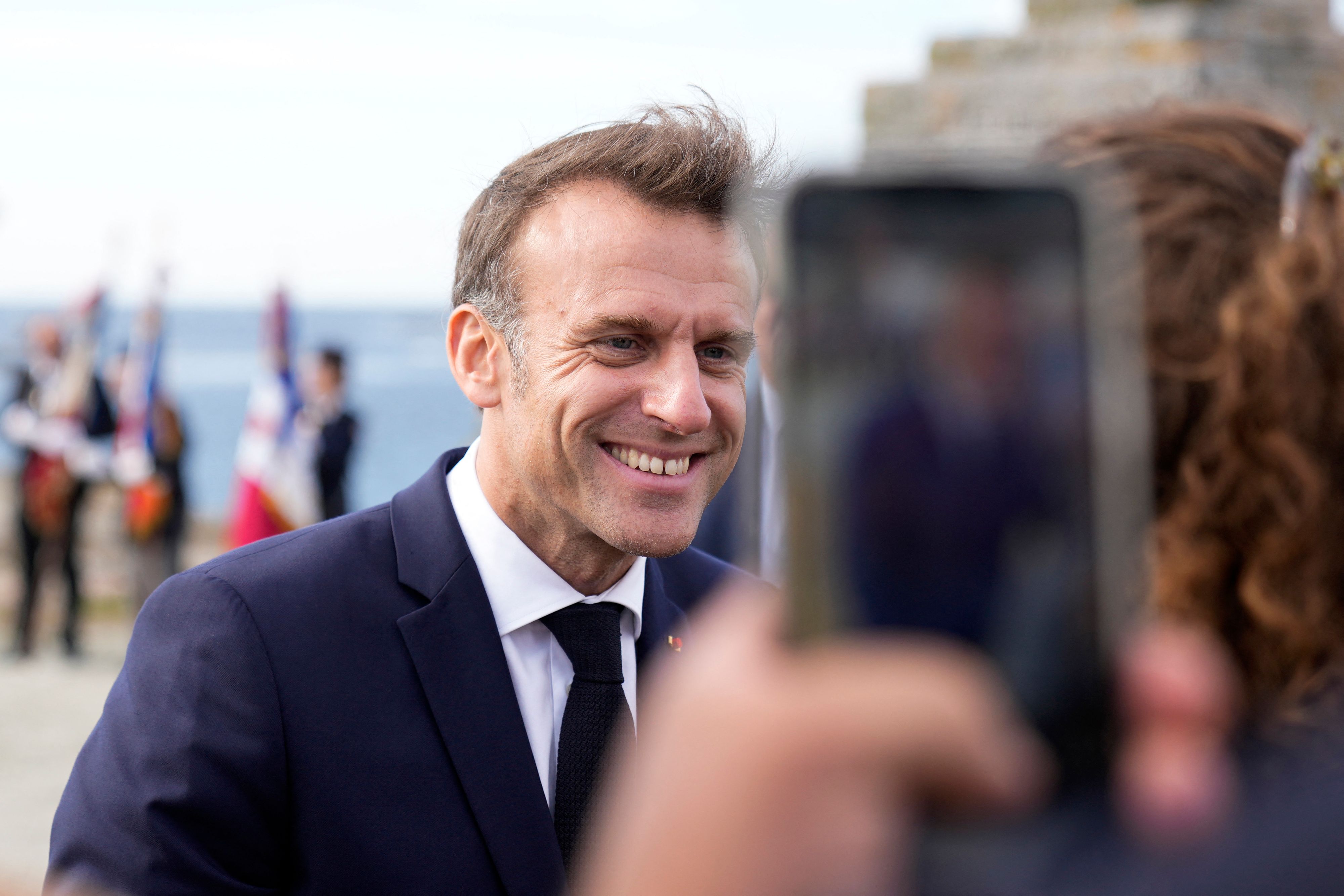 «Changement de sexe en mairie»: Macron fait polémique