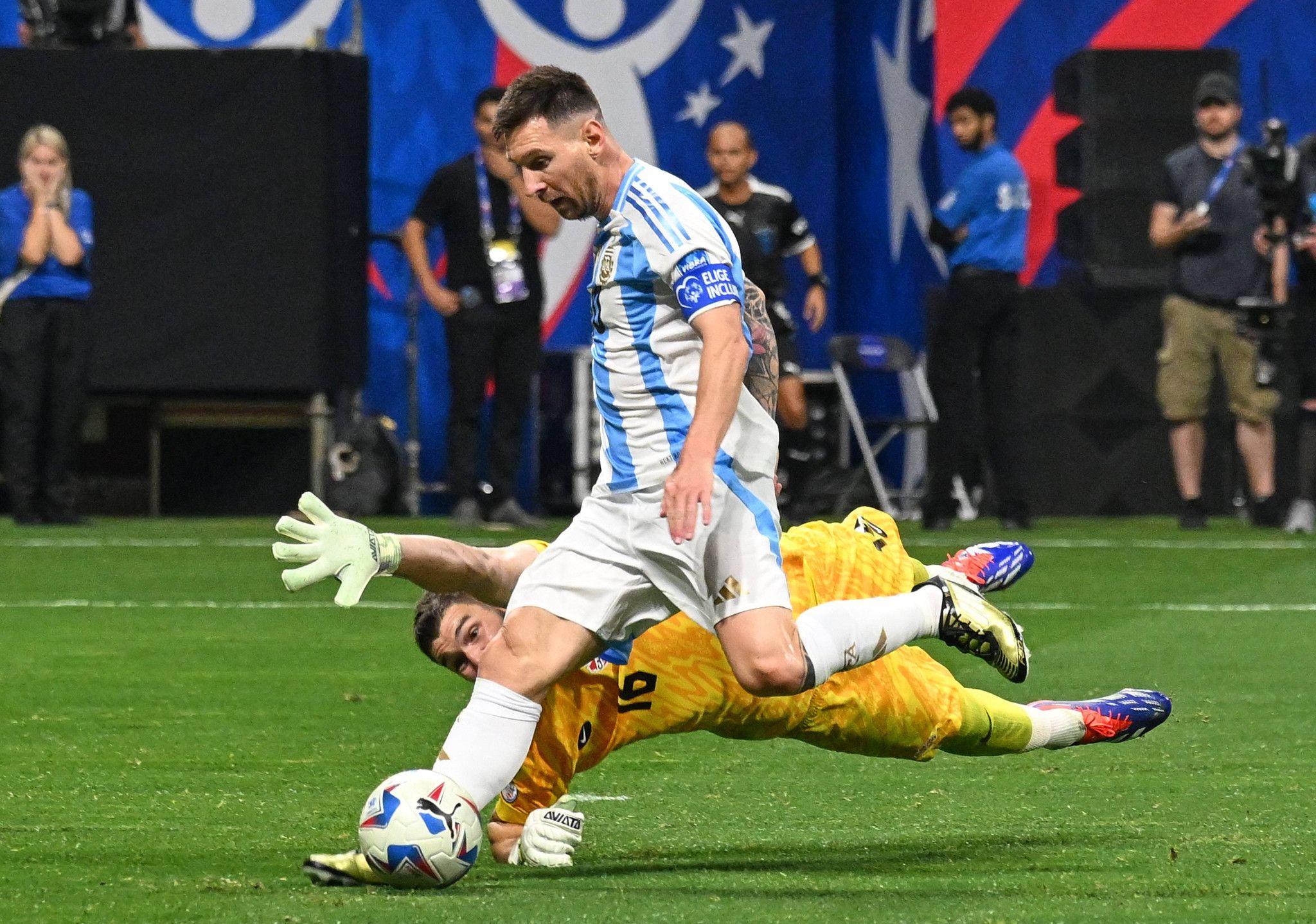 L'Argentine réussit ses débuts, nouveau record pour Messi