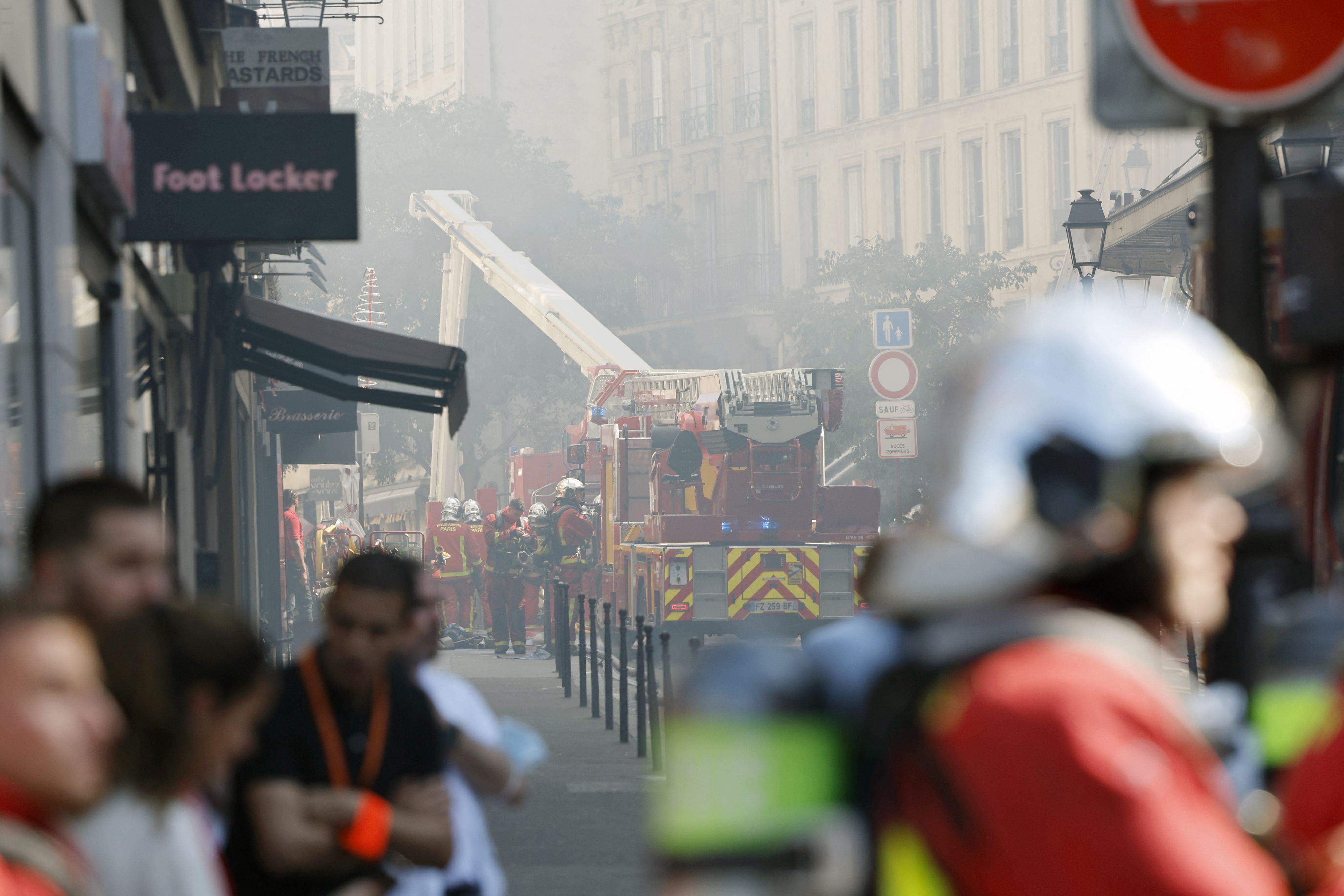 7 blessés dont 5 pompiers dans un incendie au coeur de Paris
