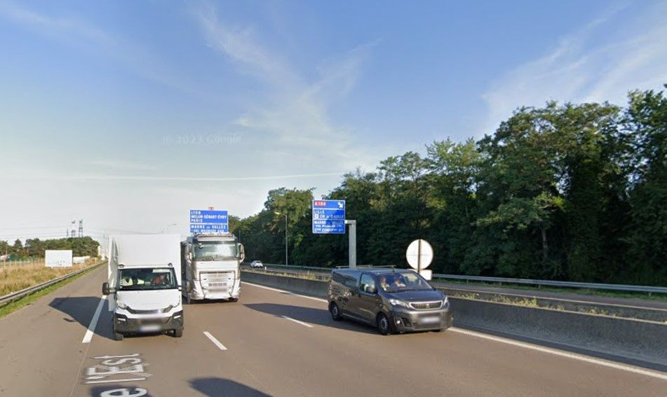 Seine et Marne: un avion de tourisme s'écrase sur l'autoroute A4