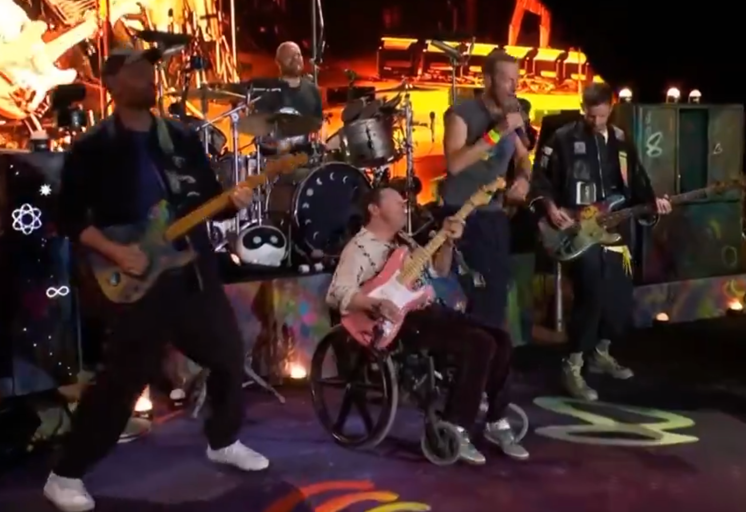 Michael J. Fox joue en fauteuil roulant avec Coldplay à Glastonbury