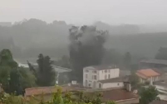 Sidérant: frappé par la foudre, un arbre géant explose