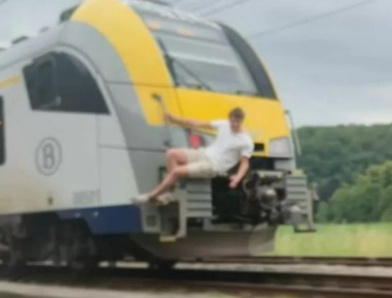 «Cascade» effrayante d'un jeune homme sur un train