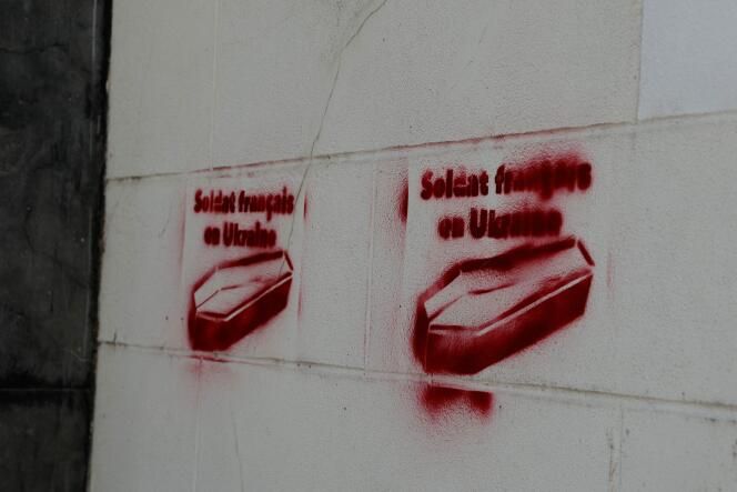 Tags de cercueils à Paris: les deux suspects moldaves restent en prison