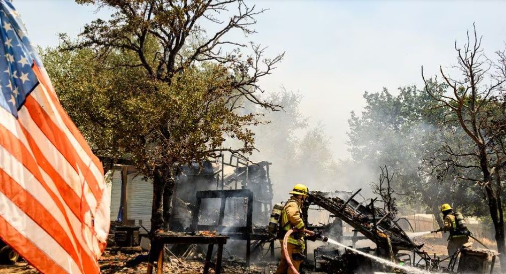 Canicule: des milliers de Californiens fuient un violent incendie