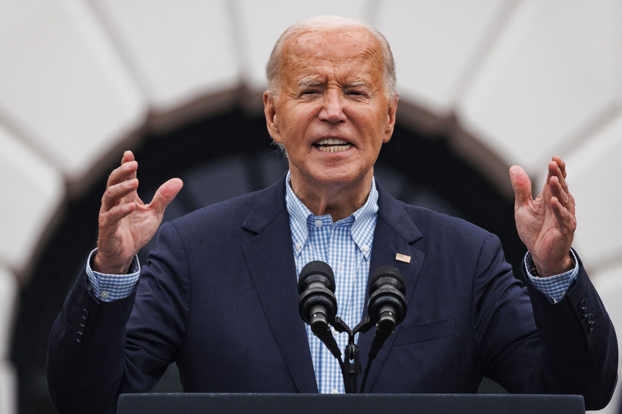 «Je n'ai pas l'intention de m'en aller», assure Joe Biden