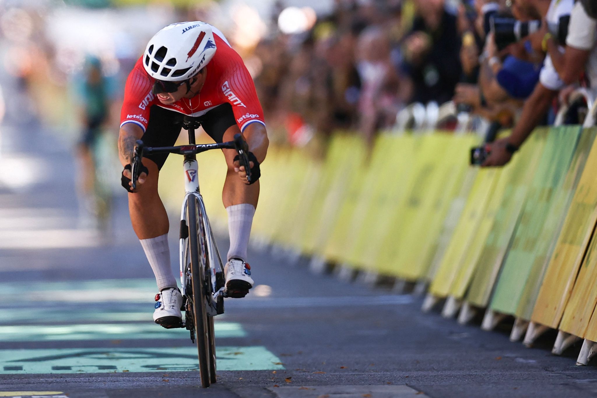 Dylan «Batman» Groenewegen s'impose en costaud au sprint