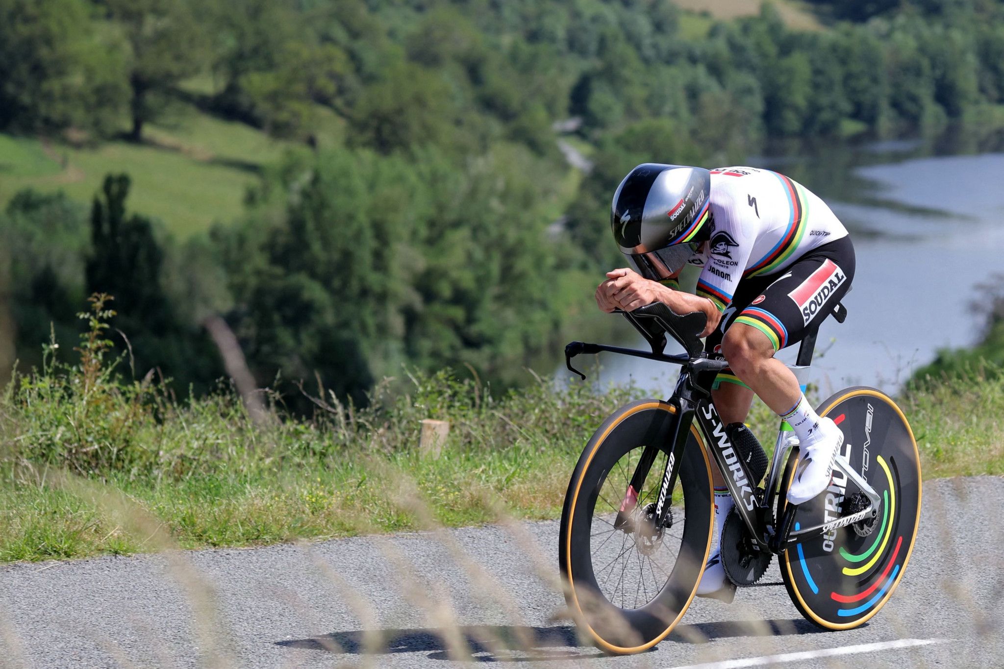 Le chrono pour Evenepoel, Pogacar reste en jaune