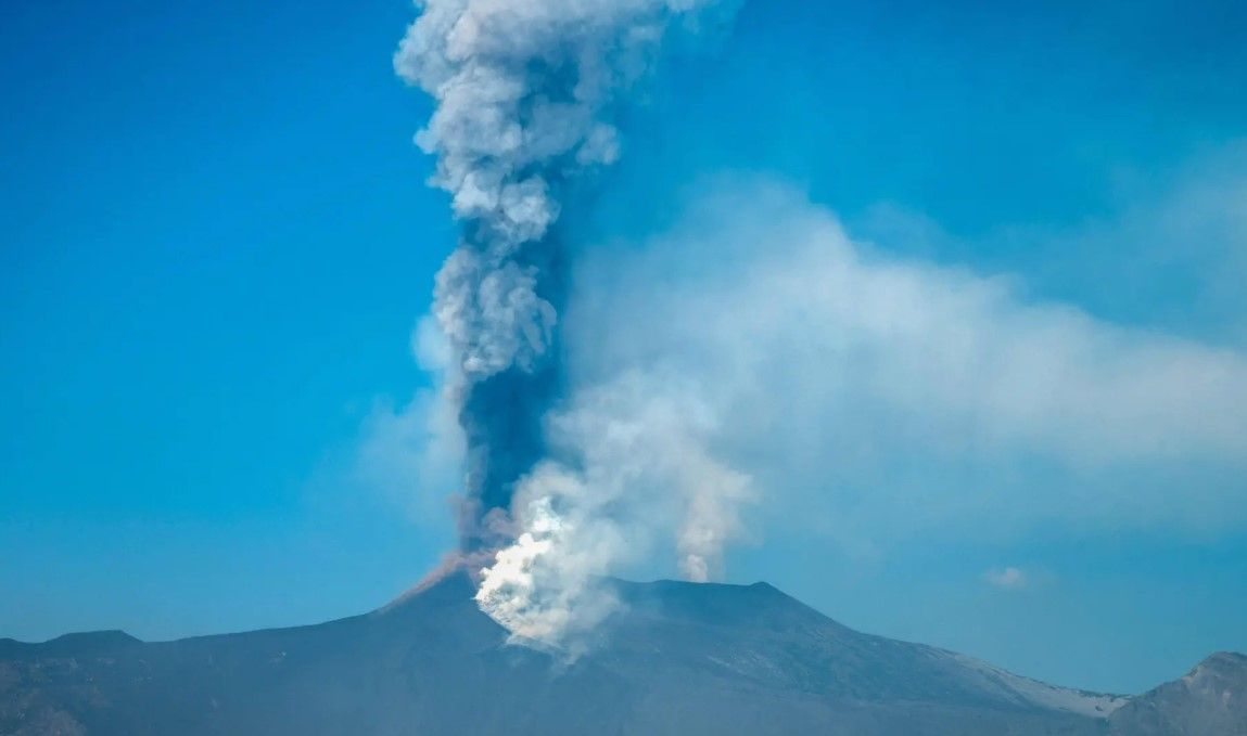 L'Etna est en éruption: vols suspendus à l'aéroport de Catane