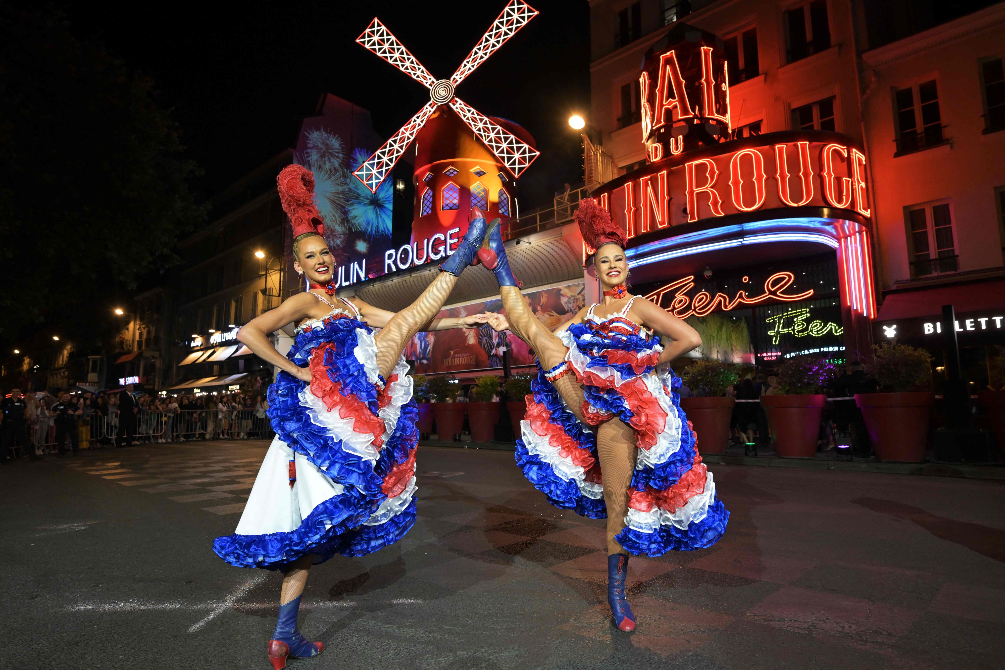 Champagne en pleine rue: le Moulin Rouge a retrouvé ses ailes