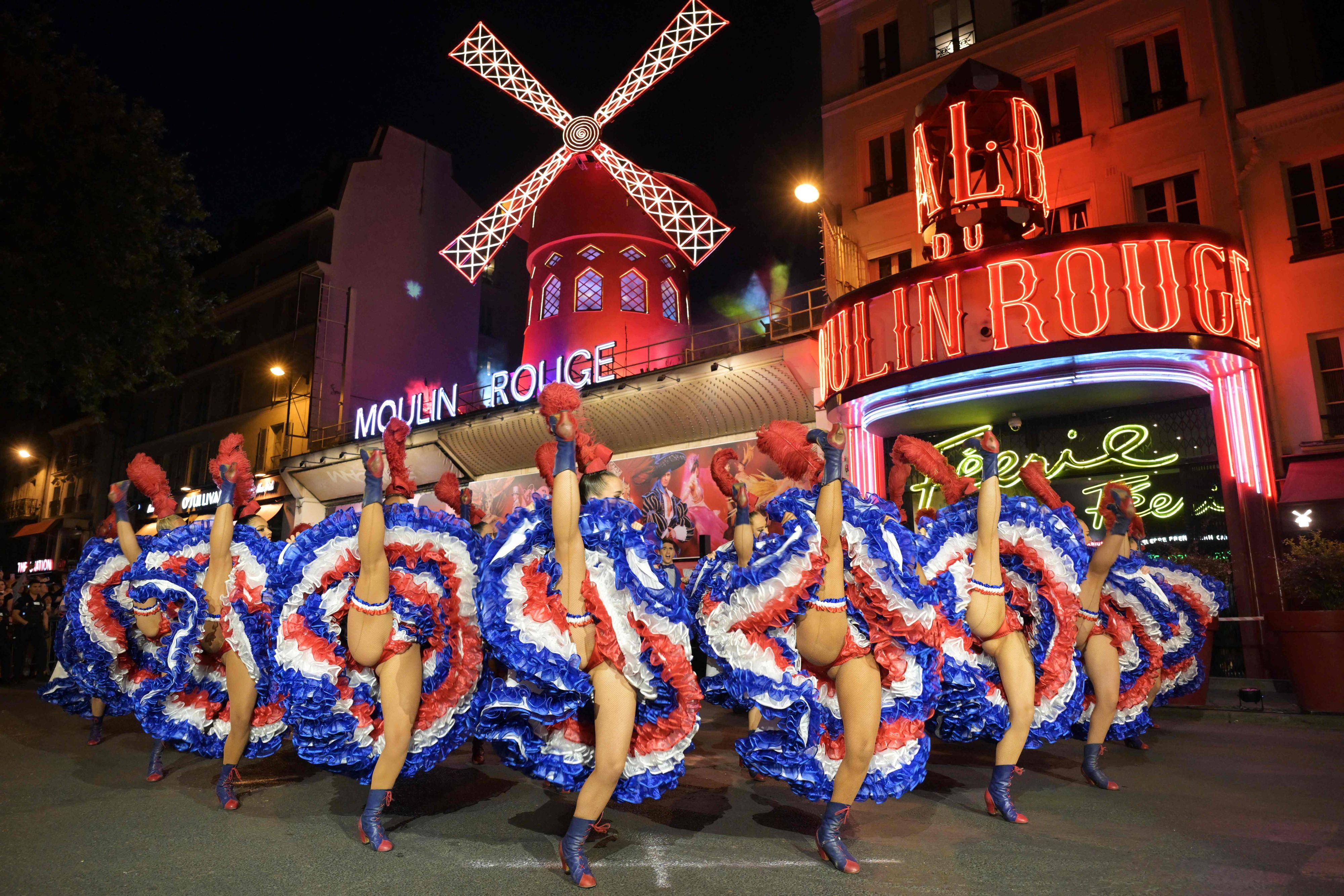 Ça y est, le Moulin Rouge a retrouvé ses ailes