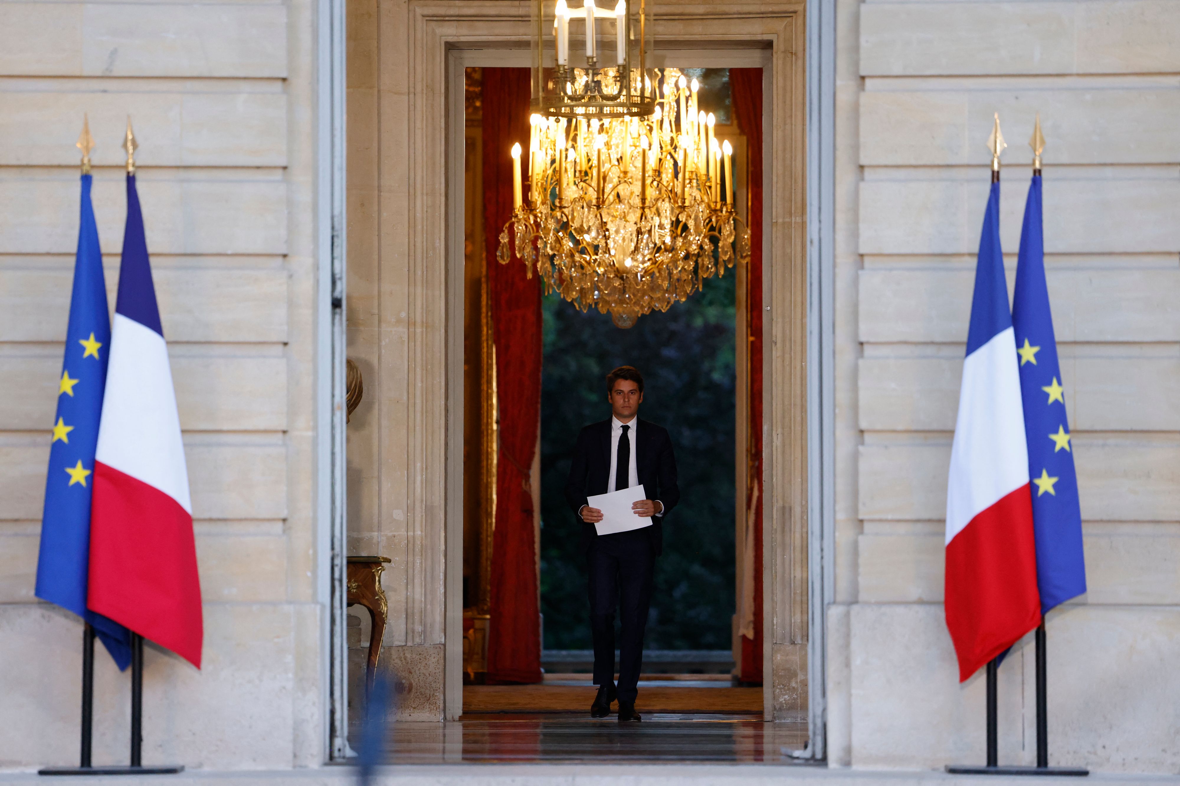 Macron demande à son Premier ministre de rester