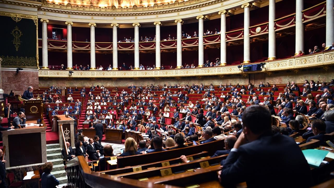 Législatives: les tractations se poursuivent, la gauche ravivée débarque à l'Assemblée