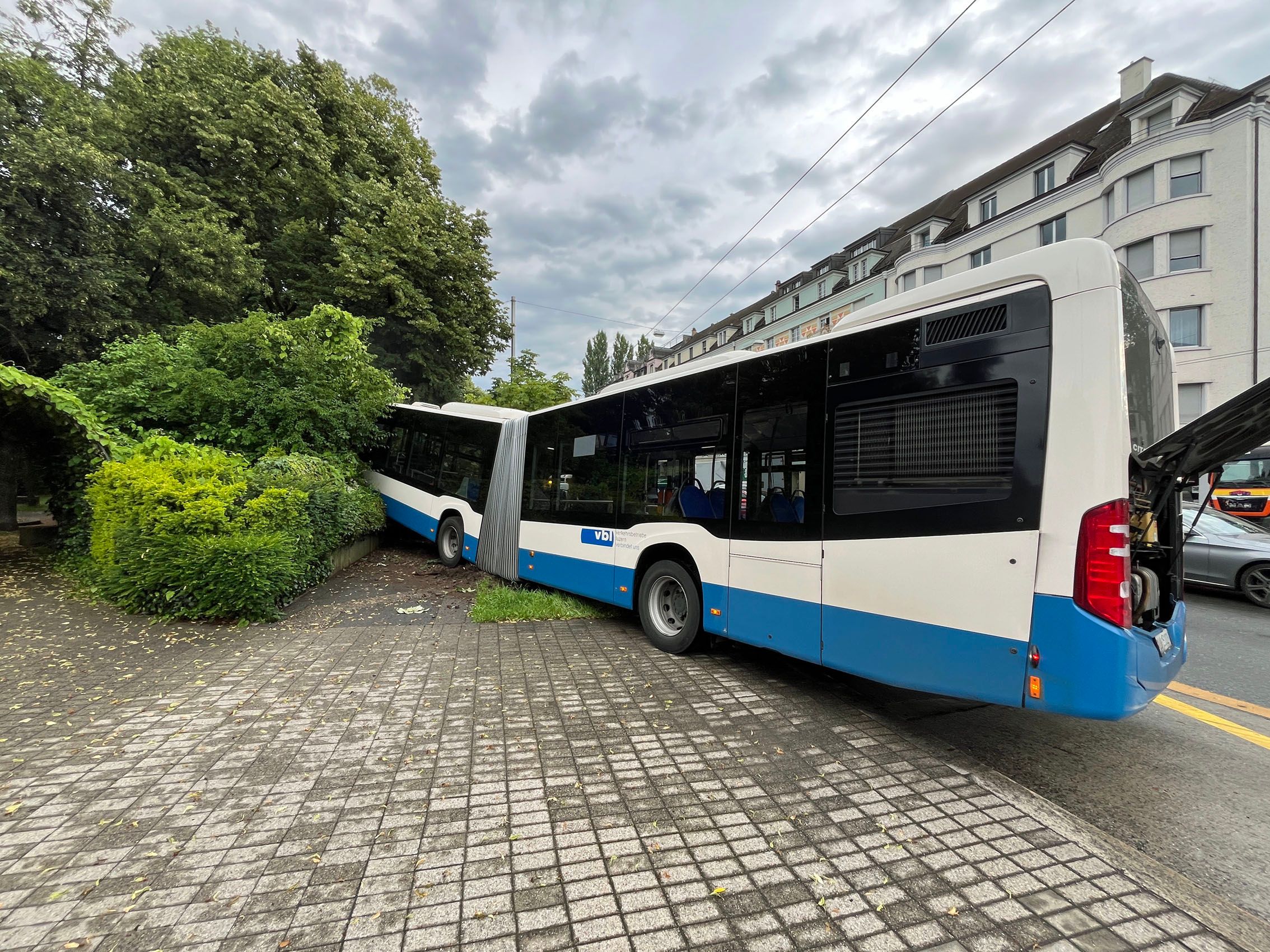 Une chauffeuse de bus perd le contrôle de son engin