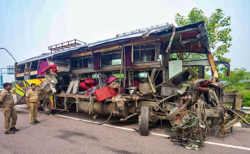 Collision entre un bus et un camion: au moins 18 morts