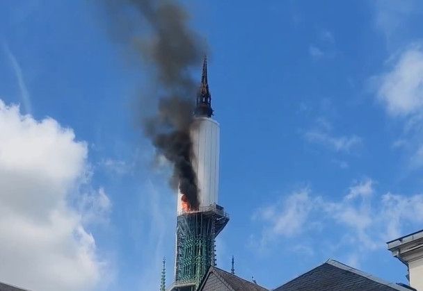 La flèche de la cathédrale de Rouen est en feu