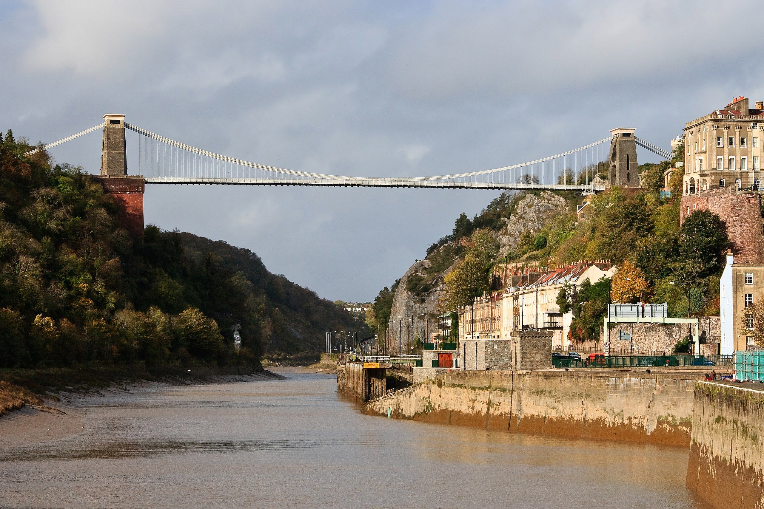 Il abandonne une valise contenant des restes humains sur le pont de Clifton