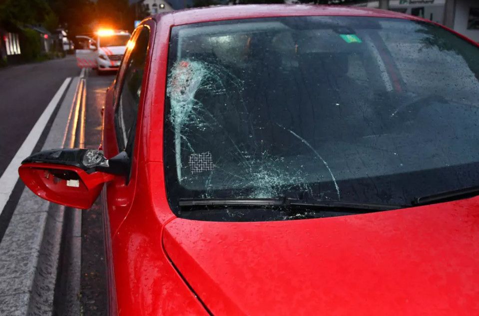 Une voiture finit sur un trottoir: quatre militaires blessés