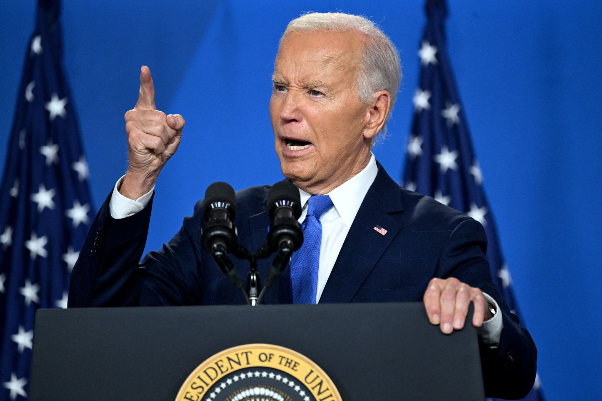 Face à la presse, un Biden batailleur et gaffeur