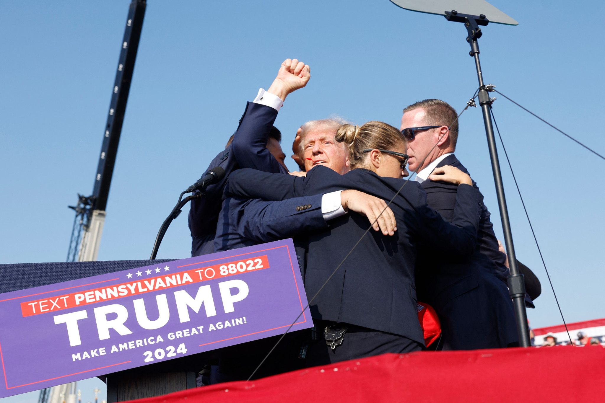 Trump évacué d'un meeting de campagne avec du sang sur l'oreille, des détonations entendues