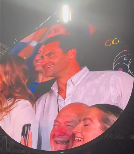 Roger Federer célébré comme une rockstar au concert de Coldplay