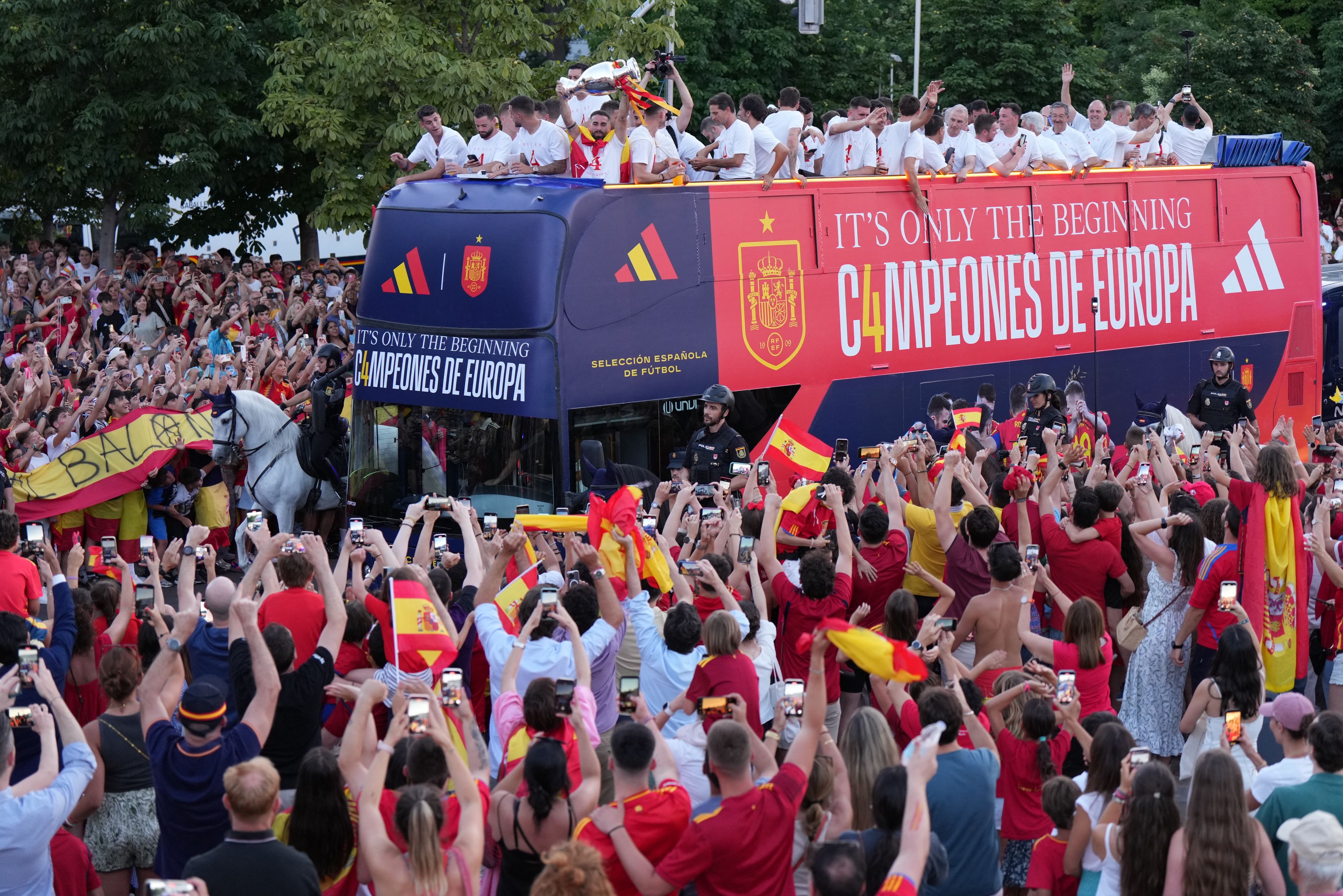 Les rues de Madrid s'enflamment pour fêter les héros espagnols