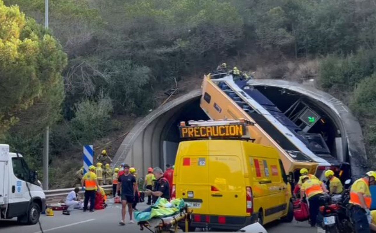 Un bus s'encastre presque à la verticale dans un tunnel!