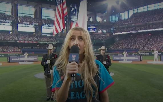 La chanteuse de l'hymne national était ivre