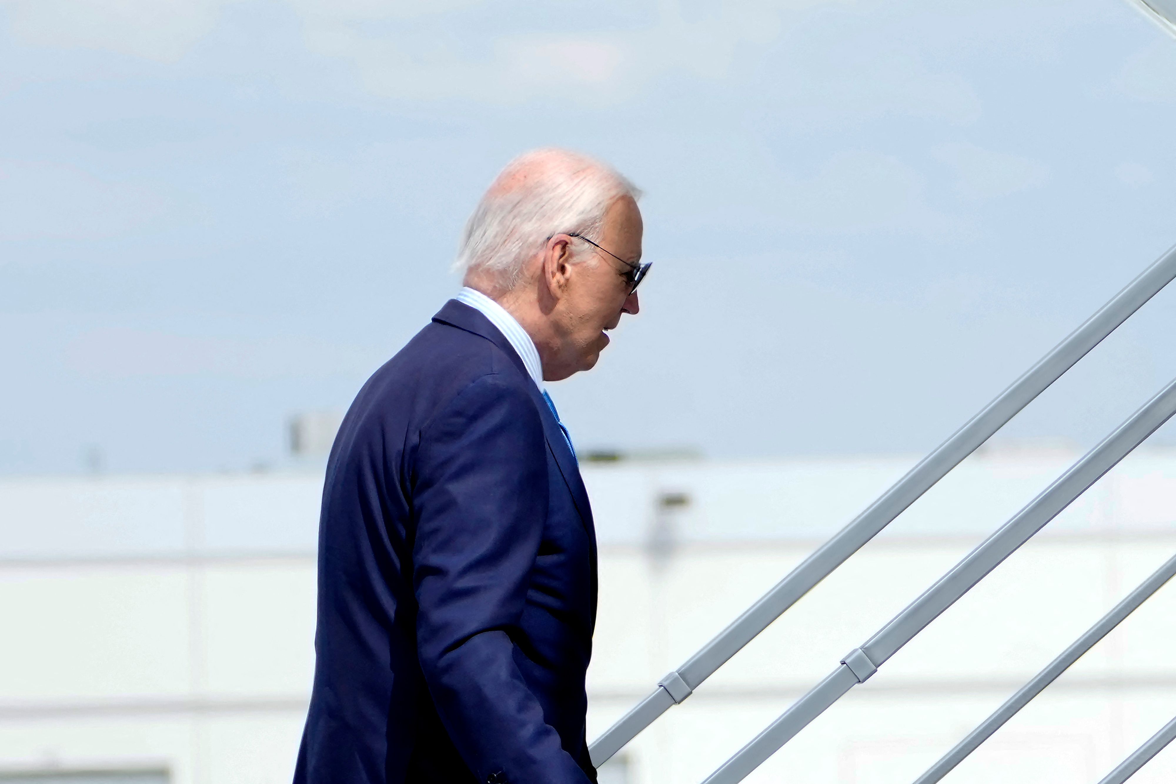 Biden a toujours des «légers» symptômes du Covid-19