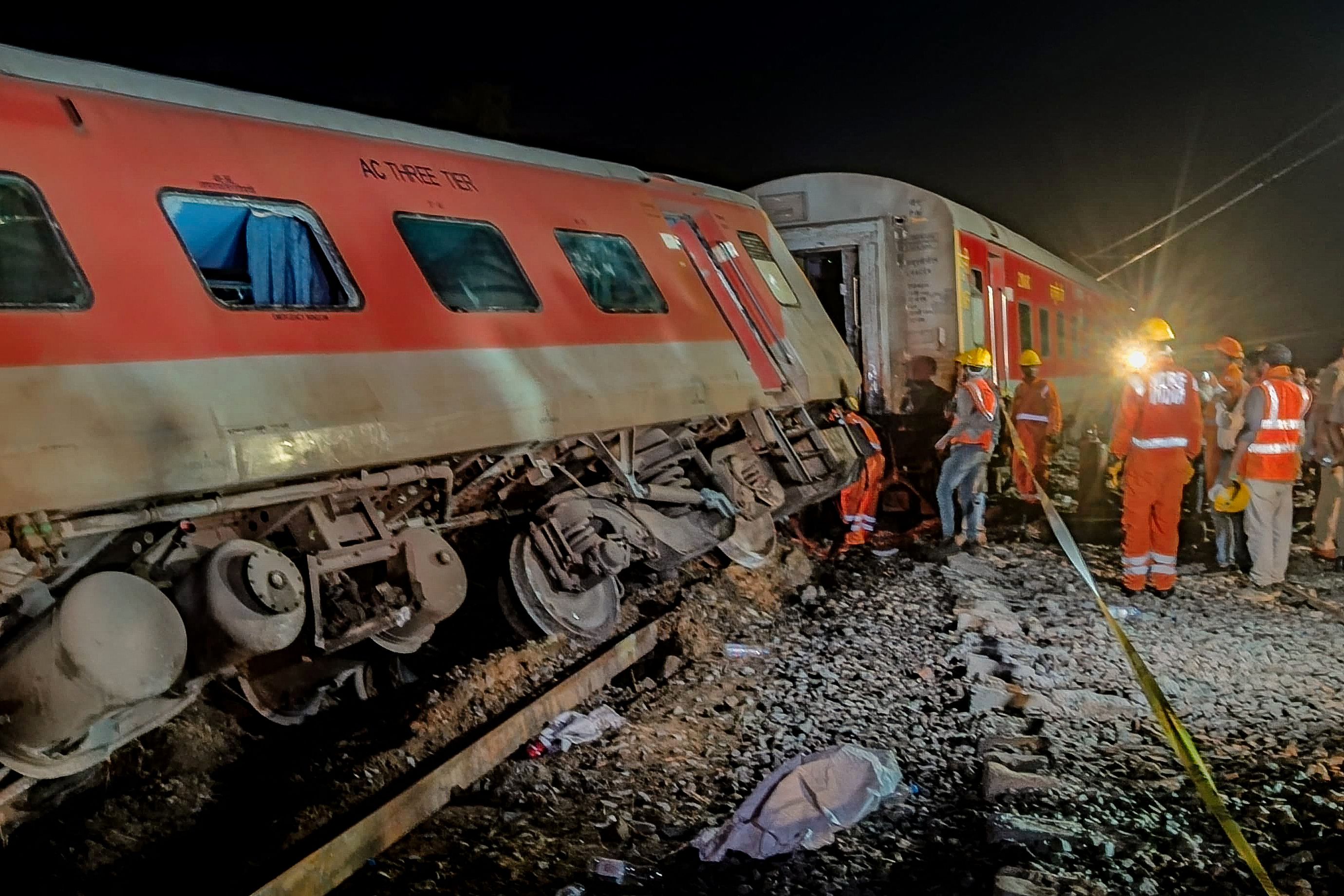 Un train déraille, quatre voitures se renversent: au moins deux morts