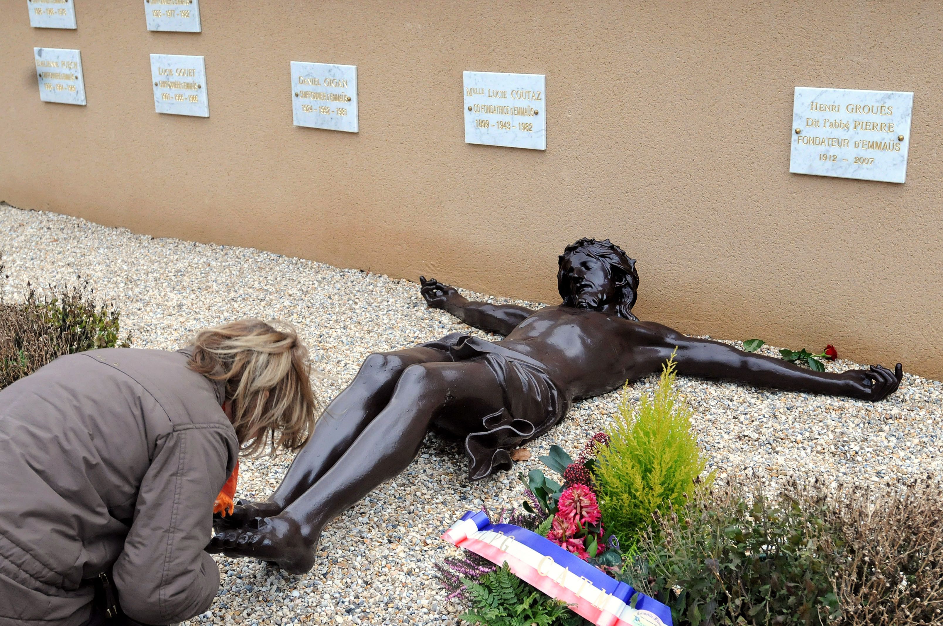 Dans le village français où repose l'abbé Pierre, «on tombe des nues»