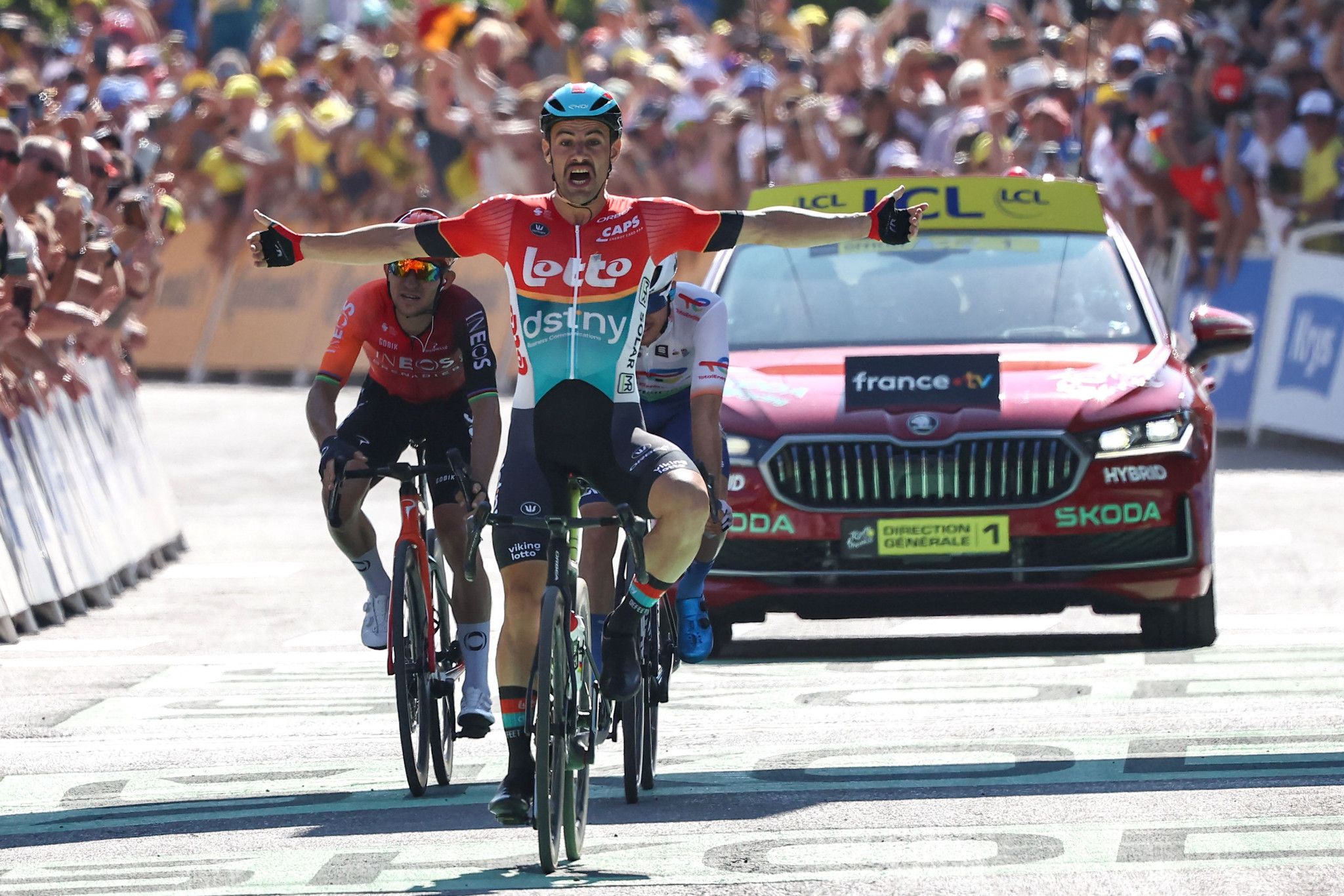 Larmes de joie pour Campenaerts, Pogacar reste en jaune