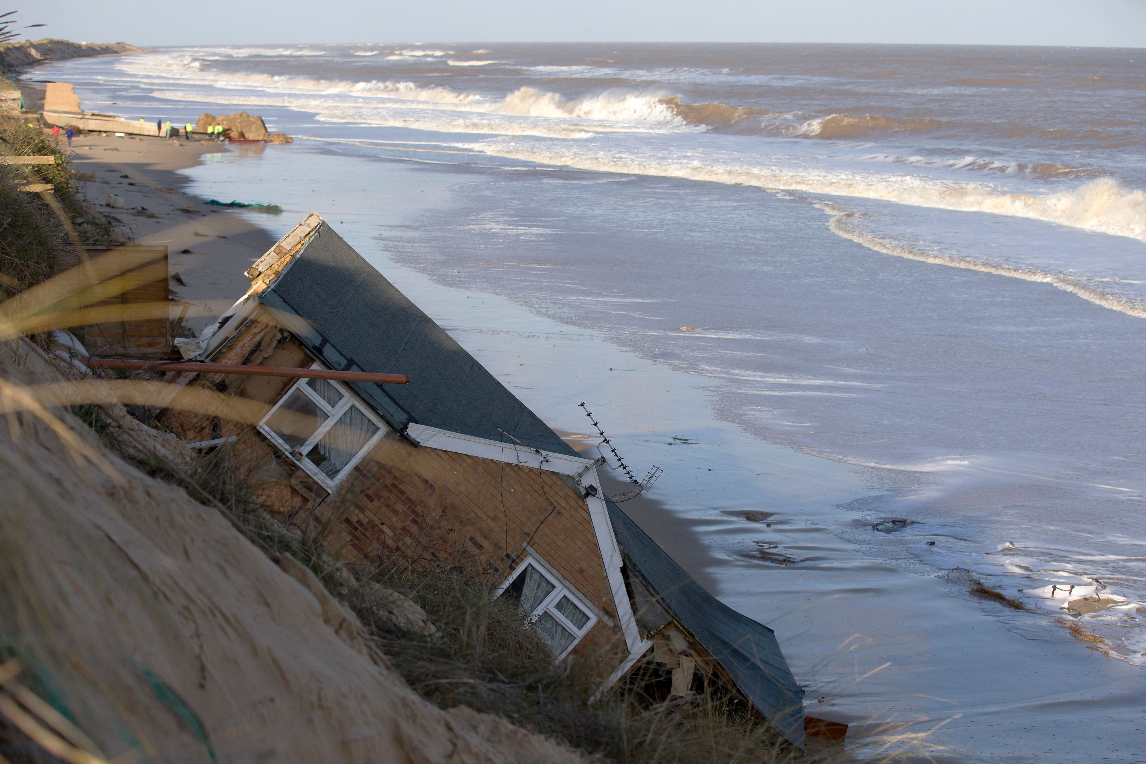 Sa maison était perchée sur une falaise de sable et d'argile