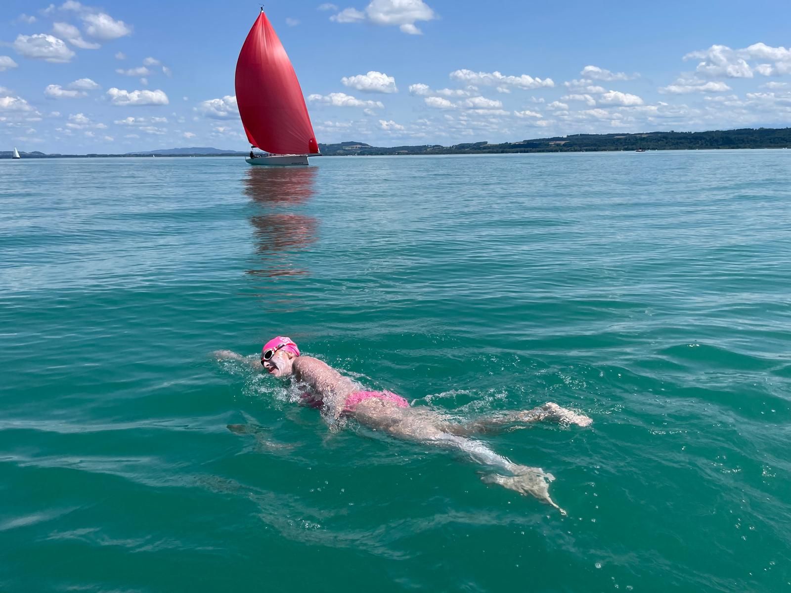 Historique, une femme traverse le Lac de Neuchâtel à la nage