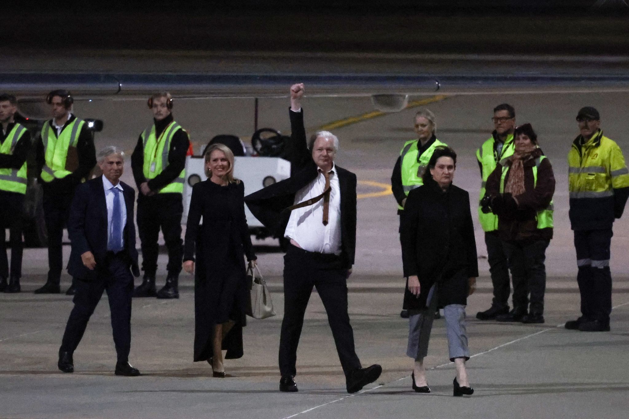 Julian Assange apparaît tout sourire sur une plage australienne