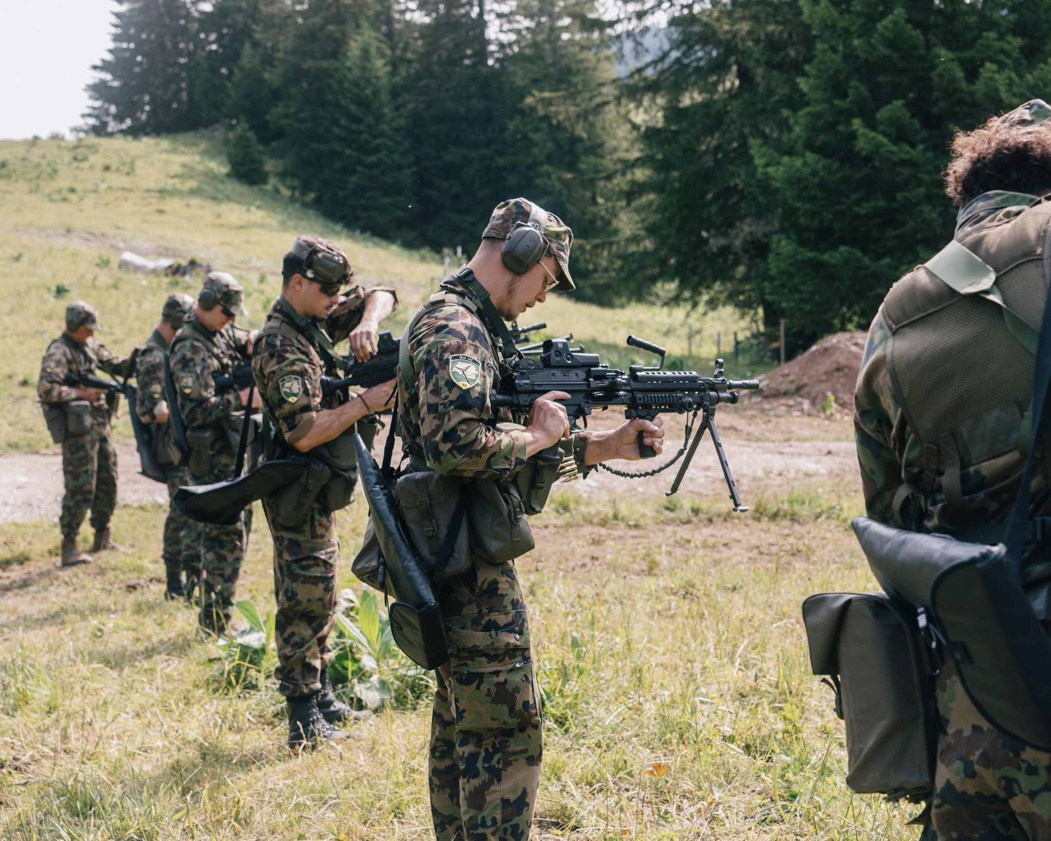 L'Armée suisse veut choyer les non-binaires dans ses rangs