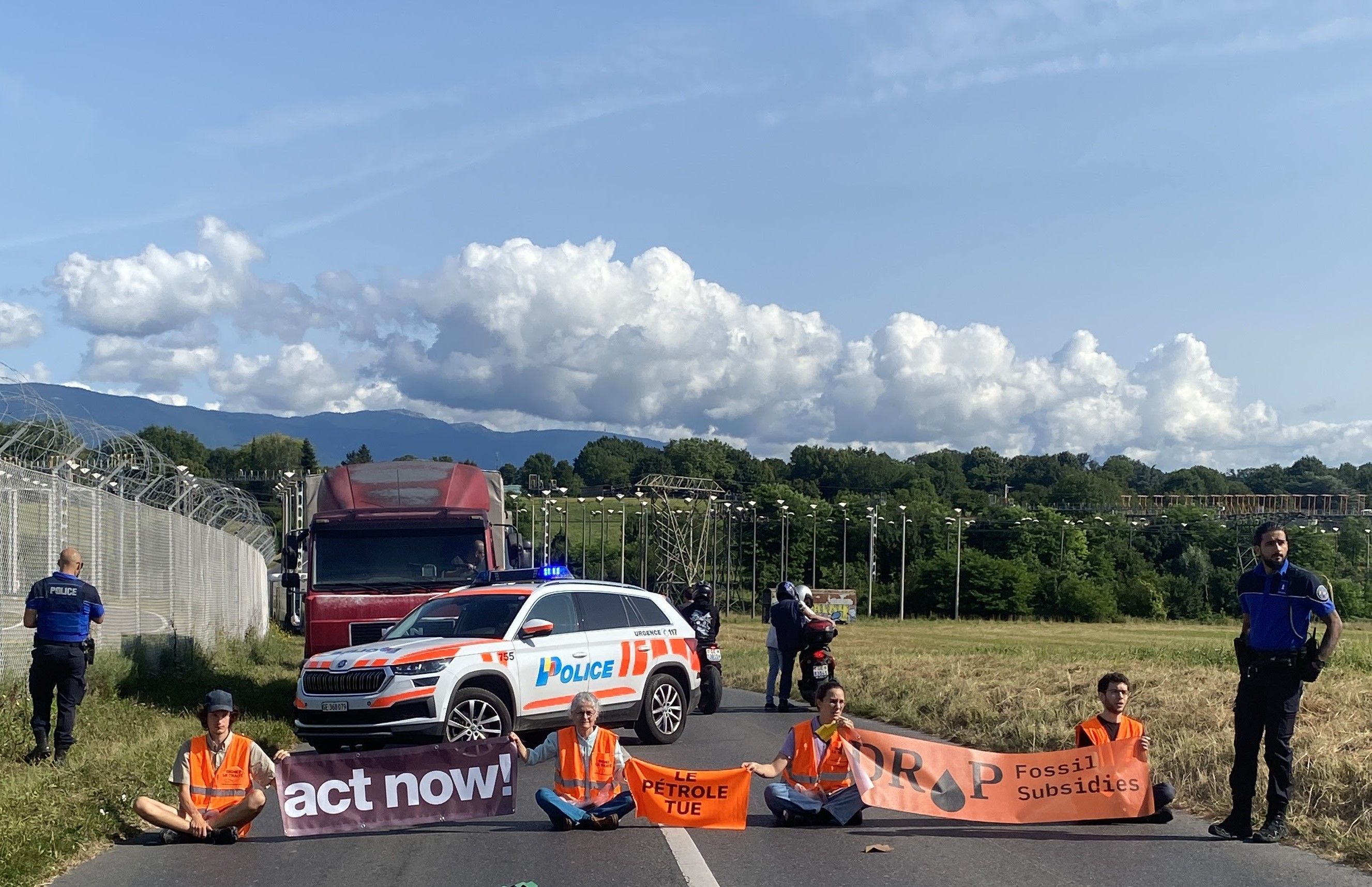 Des militants pro-climat ont tenté de bloquer Genève et Zurich