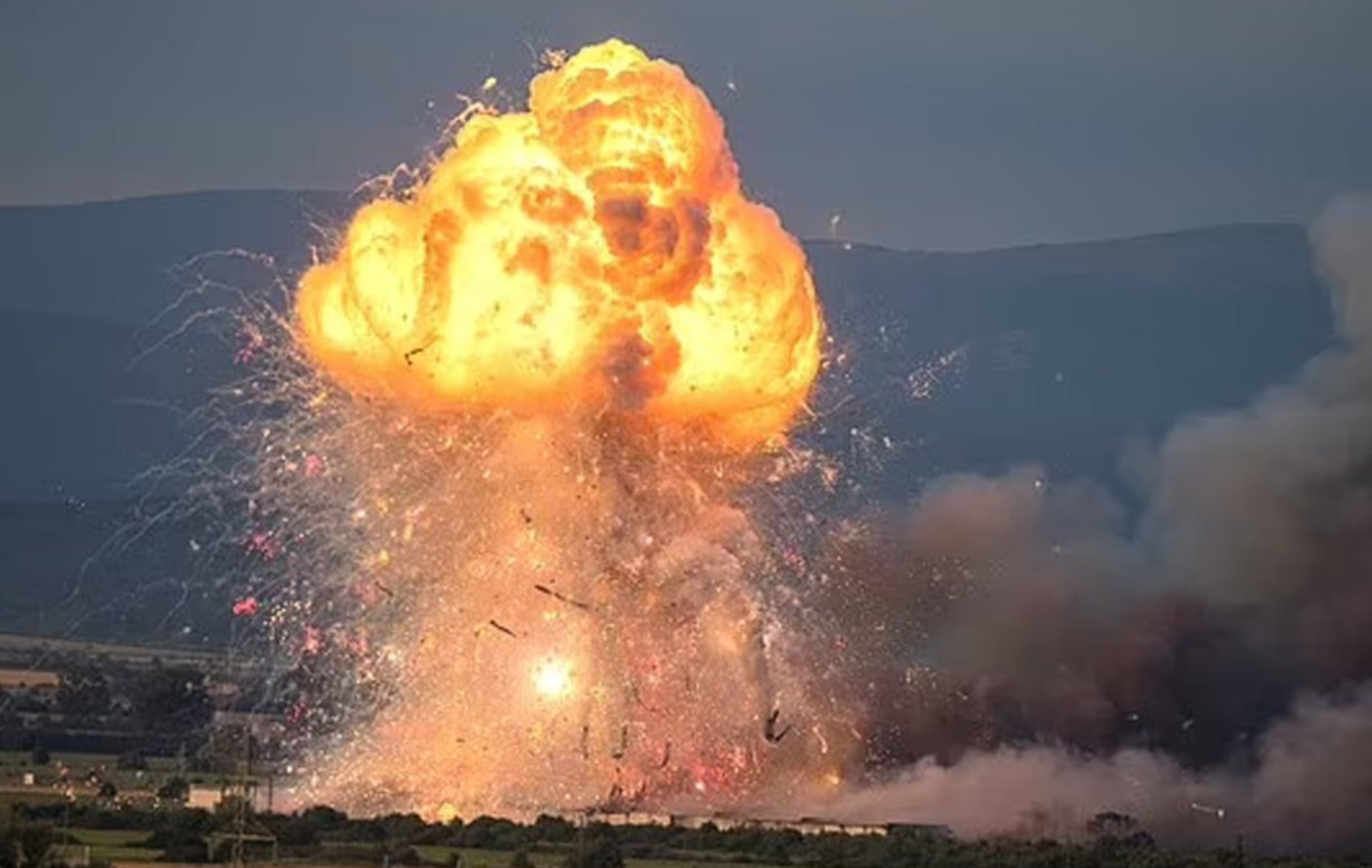 Des entrepôts de feux d'artifice explosent: un mort, deux disparus