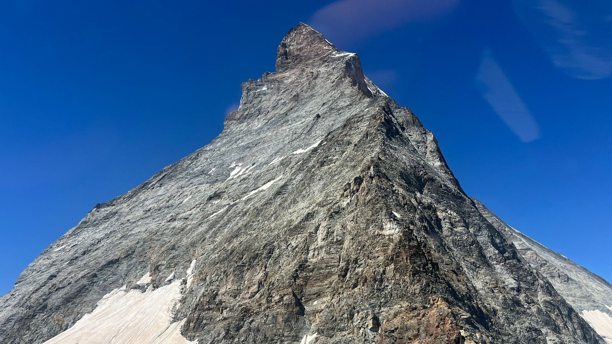 Surpris par une chute de pierres, un alpiniste décède au Cervin