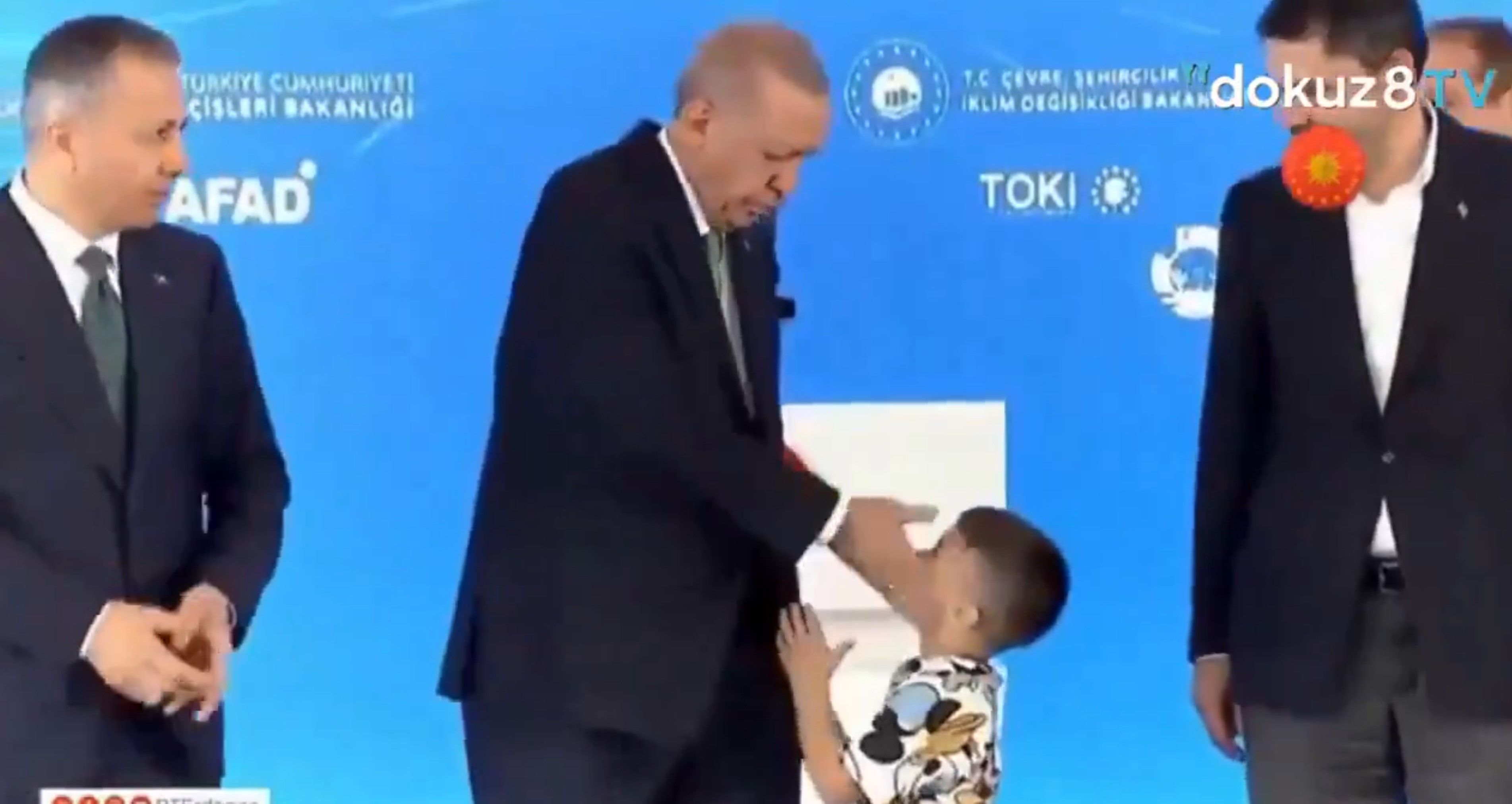 Une claquounette d'Erdogan sur la joue d'un enfant suscite l'émoi