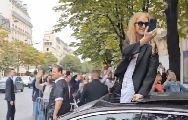 Céline Dion a salué ses fans en passant par le toit ouvrant de son taxi