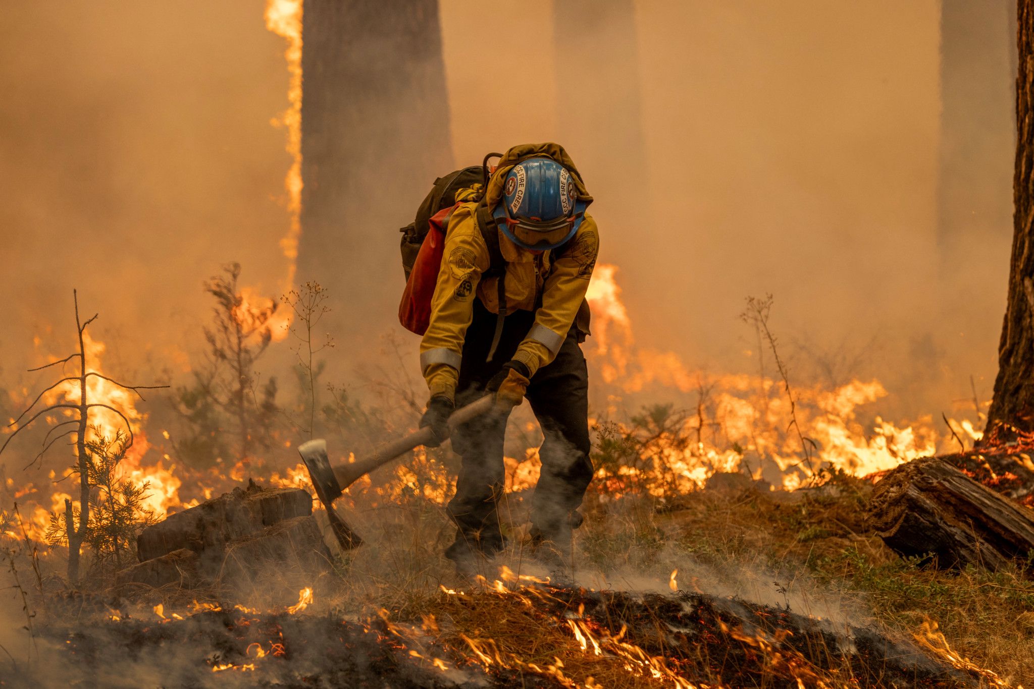 La lutte se poursuit contre le plus grand incendie de l'année