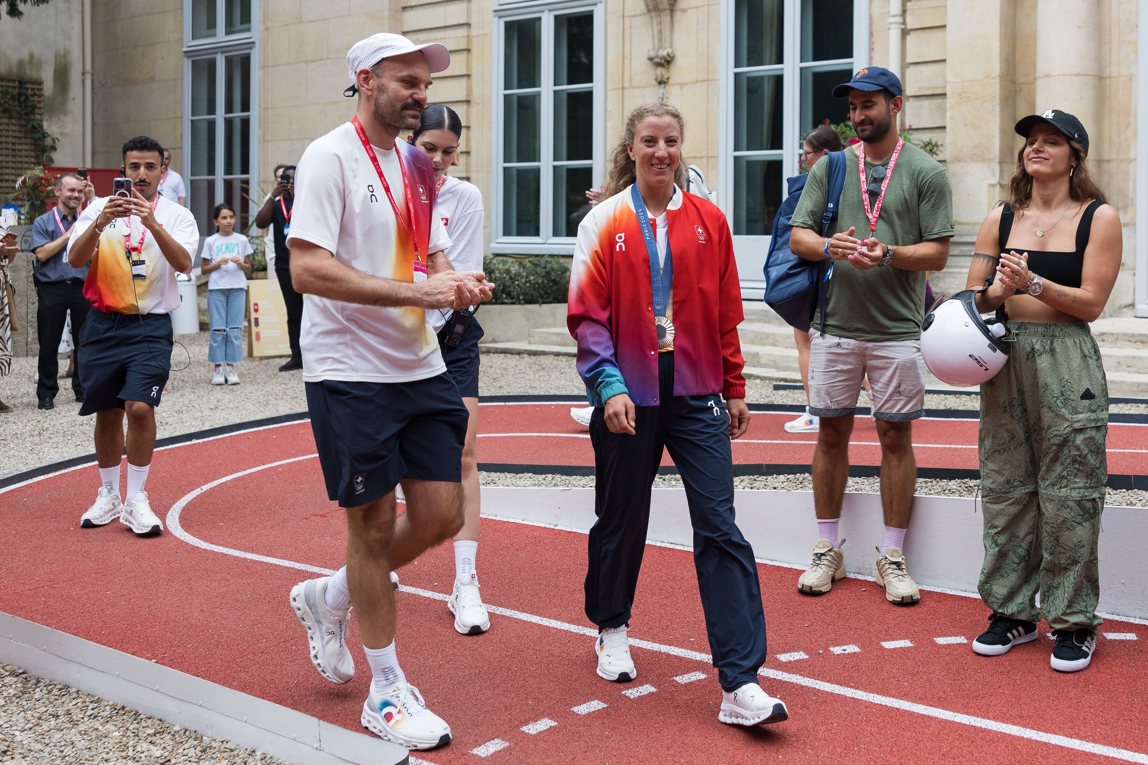 Julie Derron reçue à la Maison Suisse