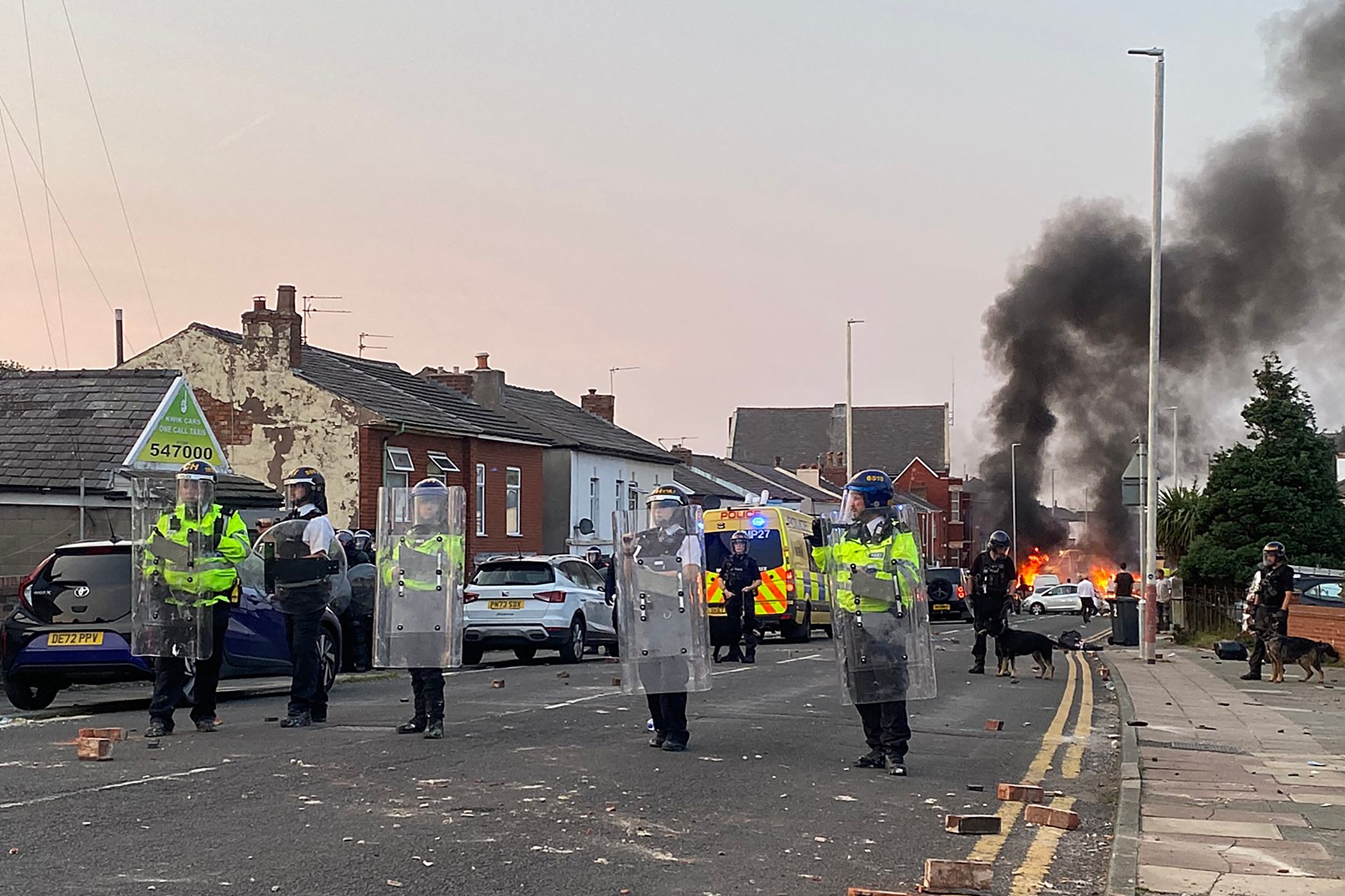 À Southport, policiers et manifestants se sont affrontés