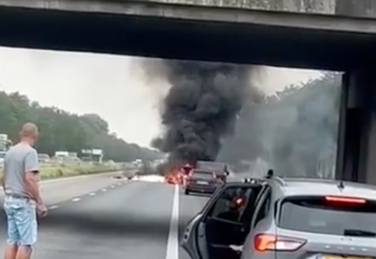 Un homme est mort dans la chute d'un petit avion sur une autoroute