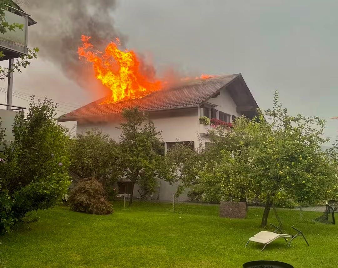 Une maison familiale en feu après avoir été frappée par la foudre