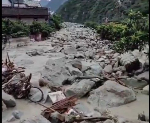 Un village balayé par des torrents et des glissements de terrain